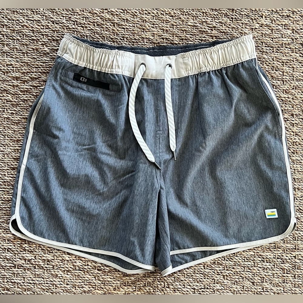 Vuori Banks Short 5” Inseam Size M Grey Linen Texture